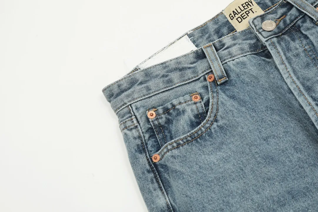 #8062 P286💰 GALLERY DEPT.G letter patch pudding 5001 denim washed and distressed spliced jeans -Original purchase and pattern making to truly restore the ultimate vintage texture -Original hardware accessories, washed and other elevators, QR code analysis are all purchased from the original factory, high degree of restoration, you are welcome to compare with a certain product ~ -Three-dimensional version Loose and comfortable, not picky about the figure, taller and slimmer, factory Seiko, original factory quality control, same style for men and women, can be matched with couples Versatile recommendation: must-have jeans for all seasons Color: blue Size: S-XXL (28-36)
